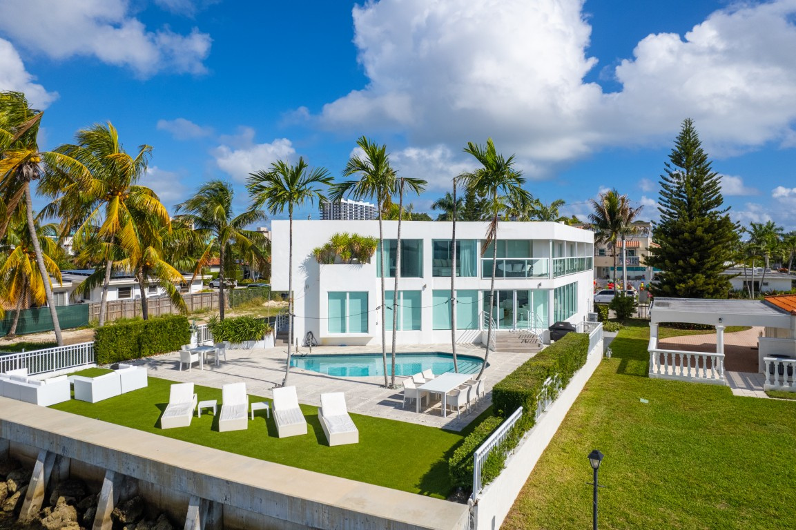 Villa Wynn Rental in North Bay Village - Image 1